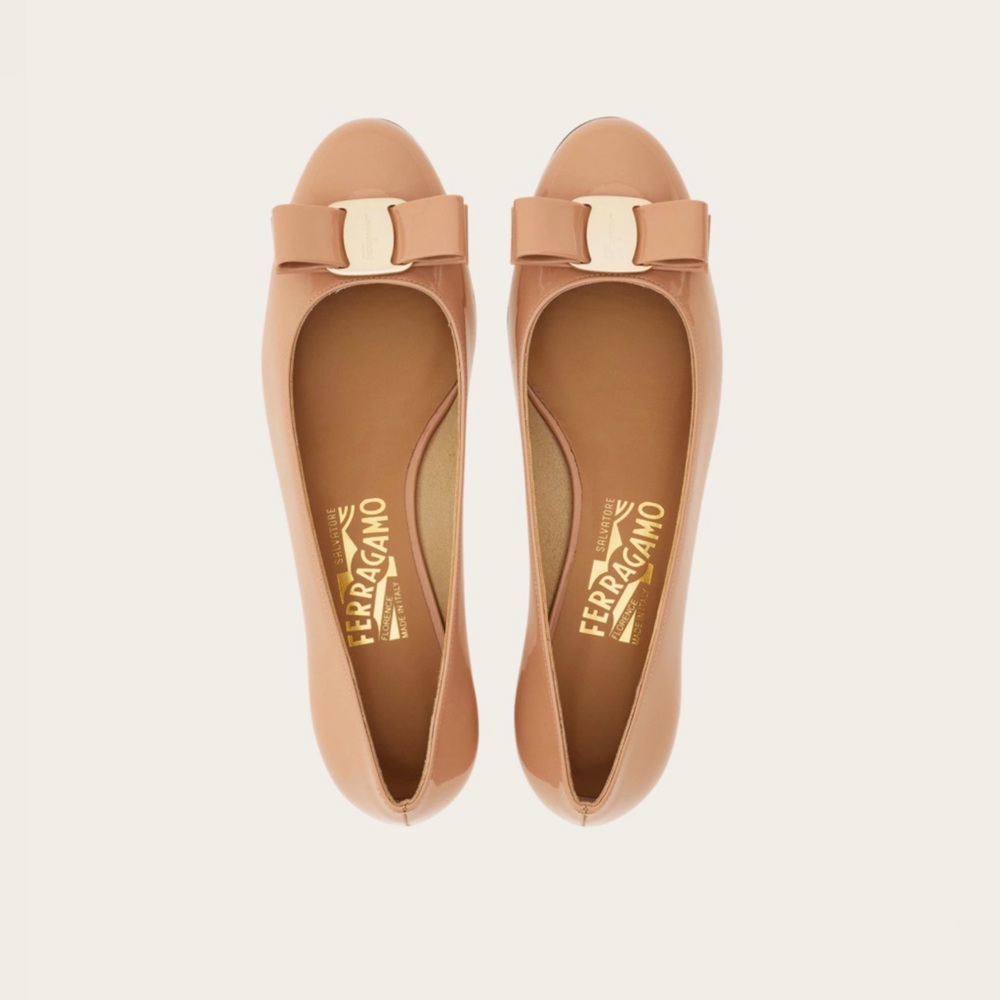 Salvatore Ferragamo Vara Pumps Nude Patent Leather Size 8.5 Wide (D) New